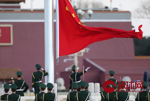 武警天安门国旗护卫队完成最后一次天安门广场升降旗仪式