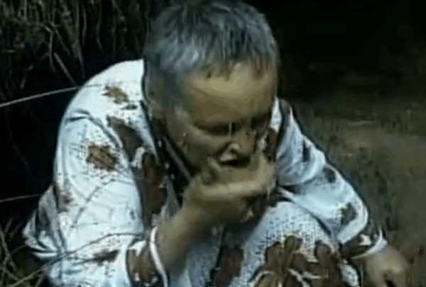 老人染上怪癖好,每天去抓土吃,事后的缘由,让村