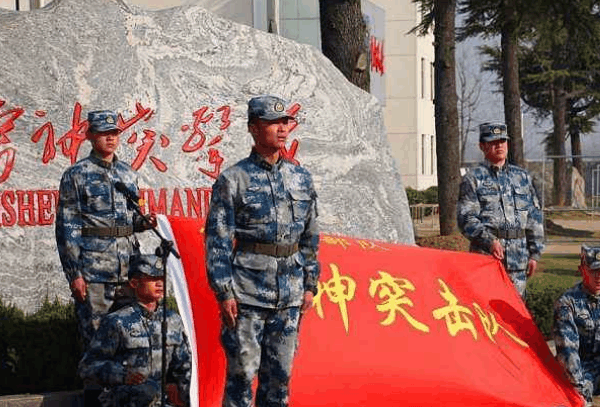 他们是解放军空降兵中最强悍的特种部队 超低空跳伞腿肿成水桶!