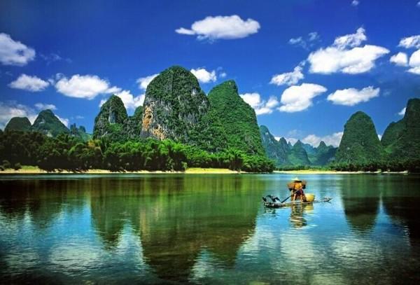 桂林山水有许多重点风景名胜区,请你选出一个景点并写出与之有关的诗文、传说或故事名称。