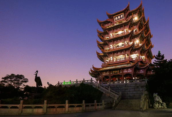 黄鹤楼位于湖北省武汉市长江南岸的武昌蛇山之巅,为国家5a级旅游景区辽宁十一v国家自驾游攻略图片