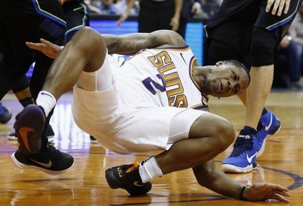 火箭旧将重演乔治断腿!脚踝被压到严重变形!赛