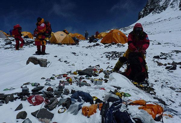 但是由于日渐增多的登山者聚集在珠峰,使得珠峰如今的生态环境变得