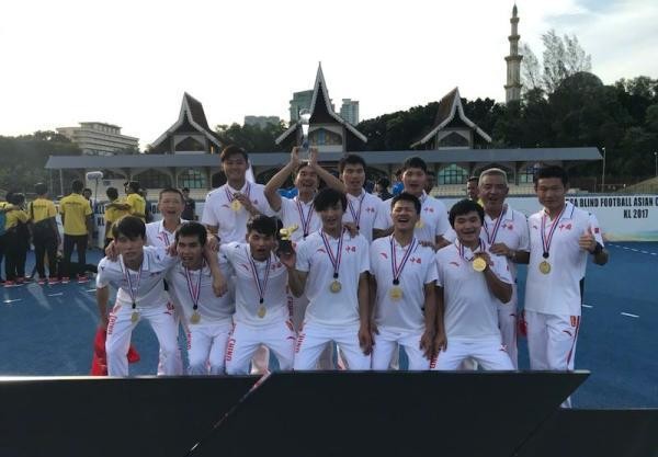 睁着眼不行咱闭着眼踢:盲人足球队11比0狂胜日