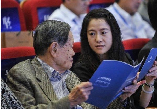 94岁的杨振宁，现40岁妻子翁帆近照竟然长这样！