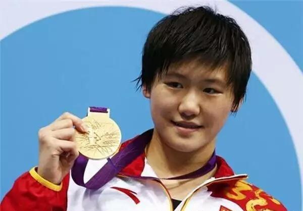 恭喜! 中国15岁游泳天才创世界纪录后, 又在美