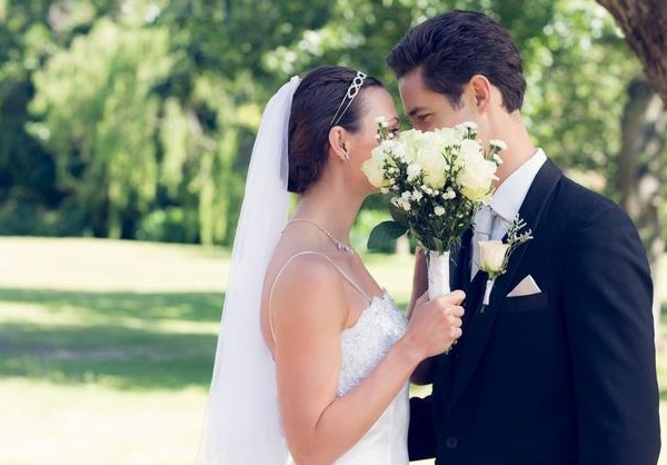 入赘女友家,丈母娘主动给我买房买车,提的要求