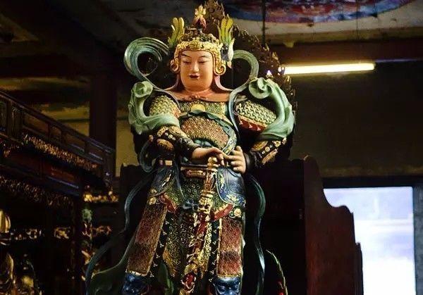 如果韦陀杵拄在地上,表示这个寺庙是小寺庙,不能招待云游到此的和尚