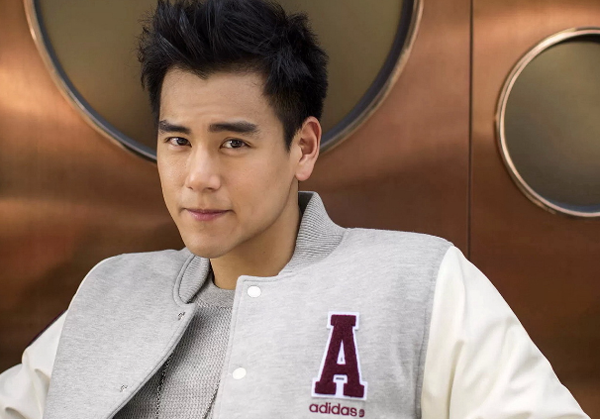 彭于晏晒看巴萨球赛照片,粉丝发现男神发际线