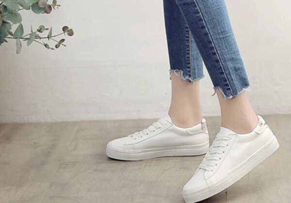 冬季小白鞋穿搭,给你带来别样的风采