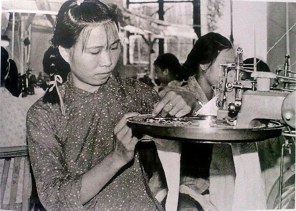 80年代中国历史老照片:服装工厂里面的女工.