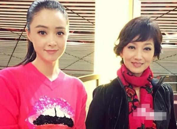 女星脸大很尴尬！看看他们的合照你就知道了！