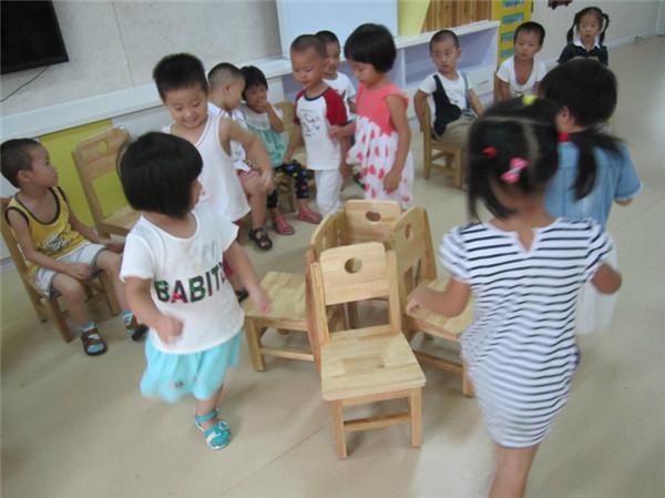 从幼儿园抢凳子游戏中