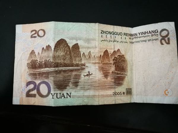 朋友来串门,楼下20块钱买一瓶酒,看到找回的零钱,不淡定了!