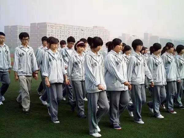 别羡慕人家的校服了,我大蓝鲸中学的校服就能把你美哭!