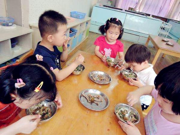 幼儿园大班还得老师喂饭,家长不找原因埋怨老