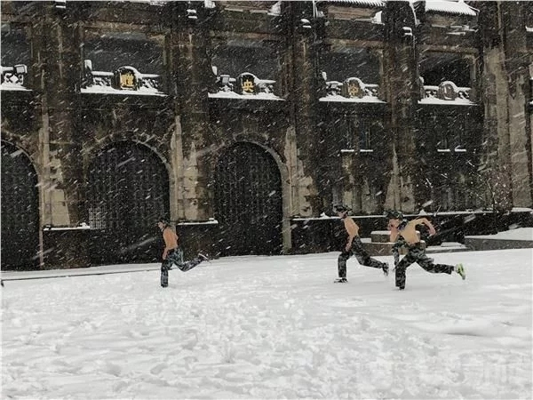 鹰爸雪地裸训幼儿,如何看待鹰试教育和鸡