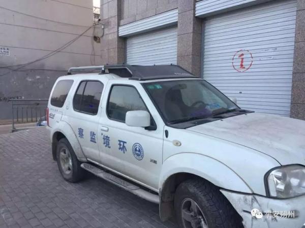 山西朔州一私家车私自喷"环境监察,已被交警暂扣