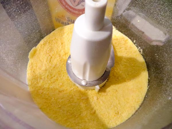 别再用洗衣粉了!老阿姨往水里丢两片这个,衣服