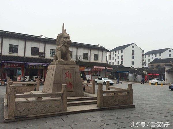 苏州吴中区免费停车场保安设卡收费, 为何无人