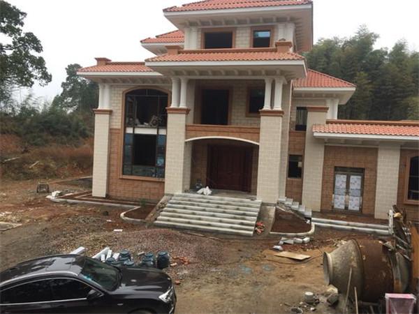 进大门的地方有个台阶,农村都是这样的显得很大气.
