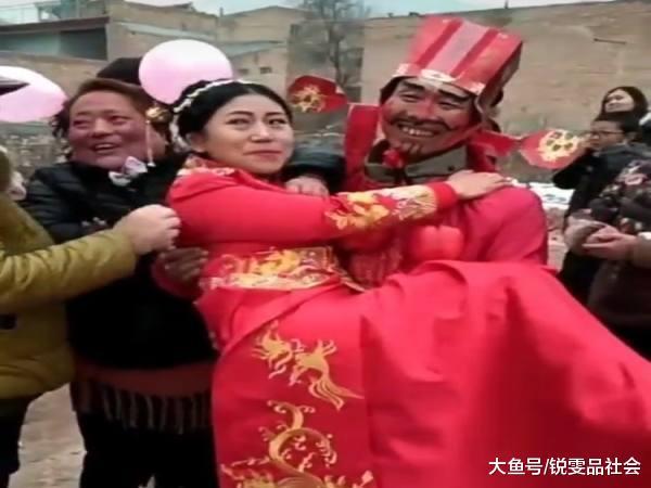 奇葩婚礼习俗让人无奈, 新娘: 早知道这样, 我就不结婚了