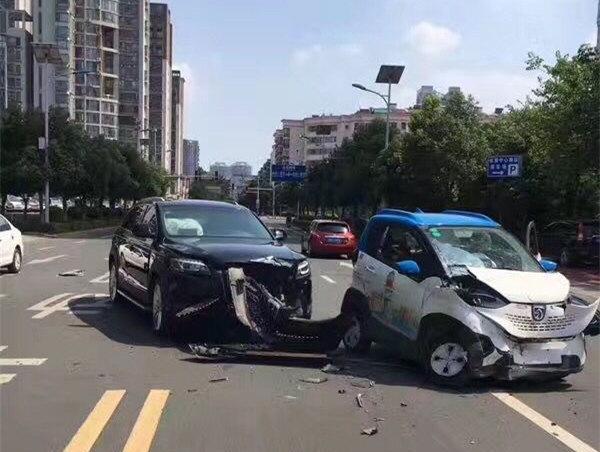 换轮胎没有千斤顶怎么办?五菱神车来帮你!宝骏再一次气力硬广