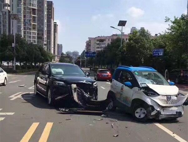 换轮胎没有千斤顶怎么办？五菱神车来帮你！宝骏再一次气力硬广