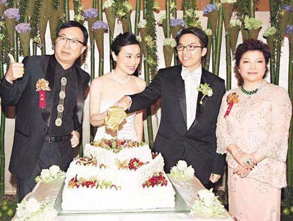 75岁许冠文全家照, 与老婆逛街似连体婴, 恩爱46年让人羡慕!