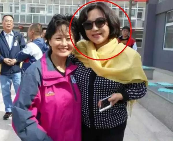 如今的黄秋燕在美国结交了不少好友,她起初在朋友的理发店里打工,后来