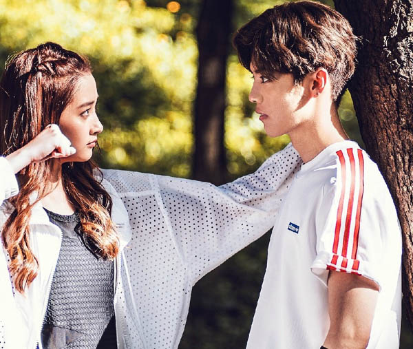 看鹿晗关晓彤小时候旧照特别有夫妻相,网友:原