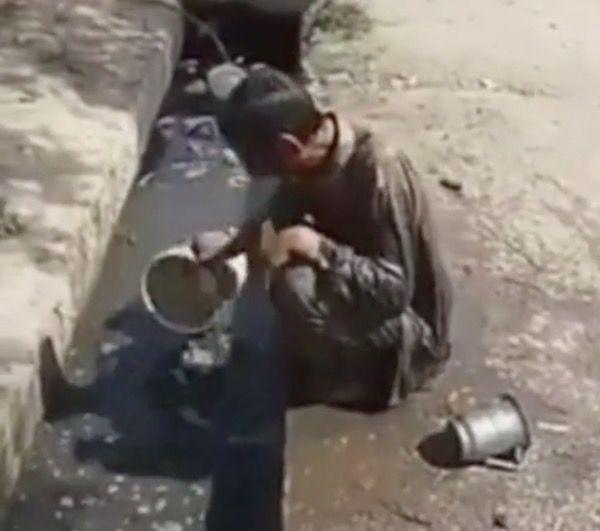 大爷为了当网红赚钱,拿着水桶来到了臭水沟那