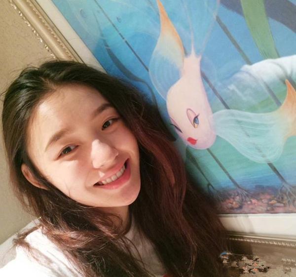 林允晒素颜照:皮肤好到被自己美醒~遭网友打脸