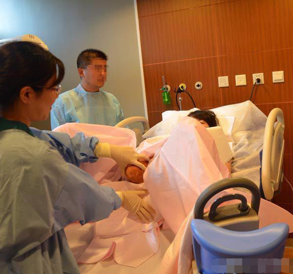 你生孩子痛的死去活来的时候,医生在做什么?