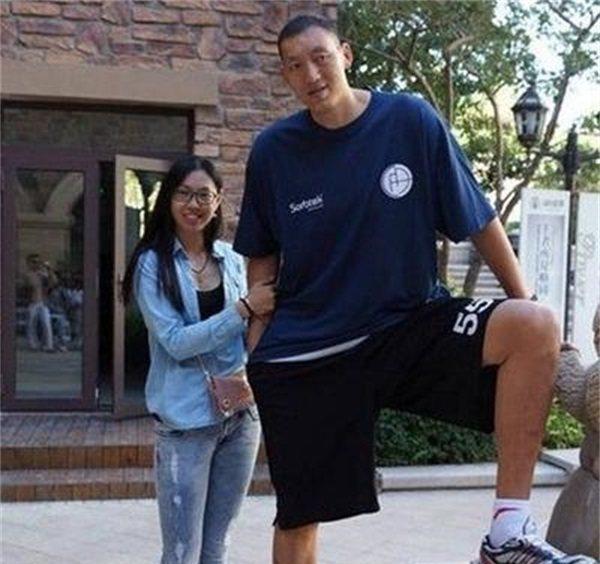 比姚明还高 第一巨人孙明明被妻子嫌弃:太大只,生活不