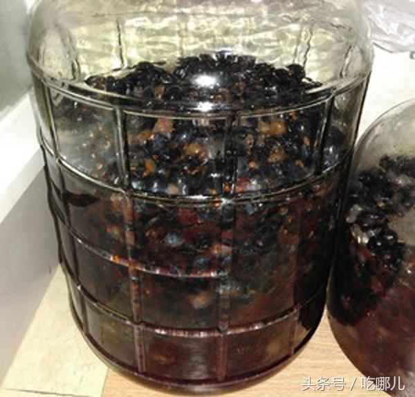 农村大妈自制的葡萄酒储存八年都不会坏比买的葡萄酒还好喝