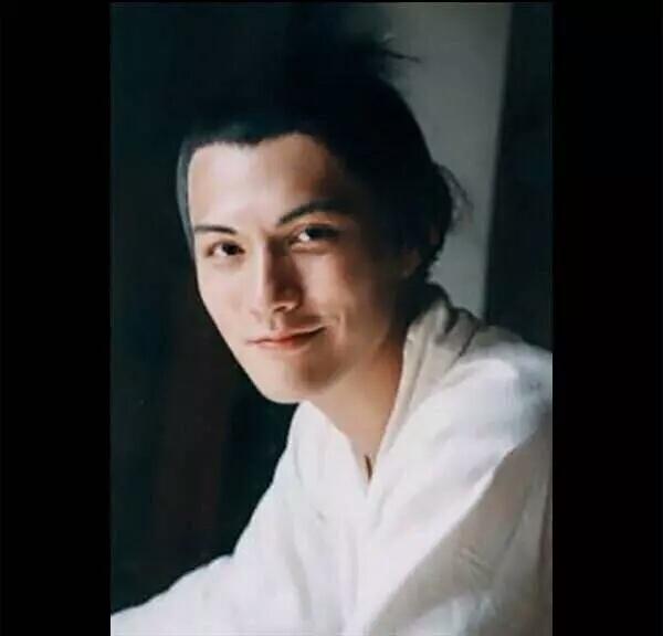 严屺宽将剑眉换成了韩式平眉,粉丝怒斥化妆师