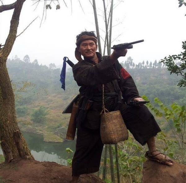 大衣哥朱之文不唱歌跑去演戏了,网友:真是什么