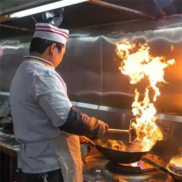 行业秘密为什么厨师用勺子炒菜而不是用锅铲子