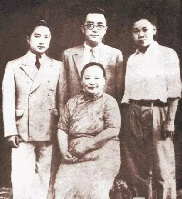 胡思杜,胡适,胡祖望;前排:夫人江冬秀 后来,胡适成为了美国"ptt(怕