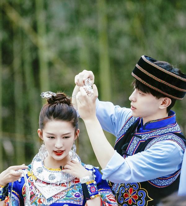 应采儿神预言又应验了，邓伦李沁甜蜜拍写真，《爸5》就是场约定