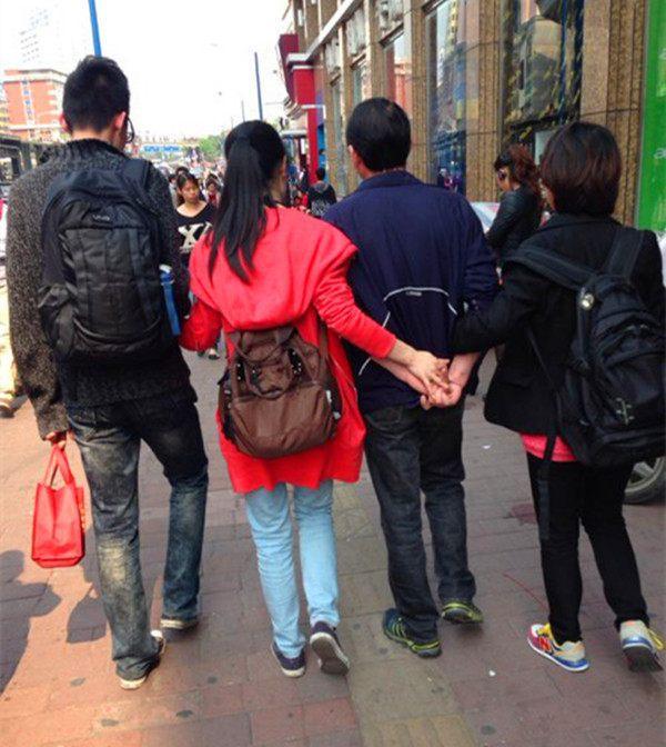 搞笑段子图片:妹子遭大神恶搞,被真空包装起来,简直太