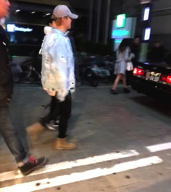 网友偶遇鹿晗关晓彤游日本 两人步伐一致边走边聊天