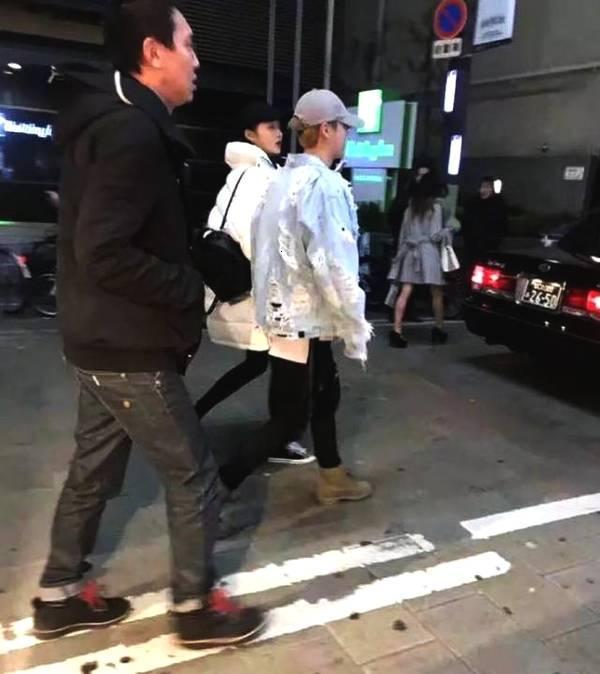 鹿晗关晓彤大年初二游日本大坂，两人嘻嘻哈哈虐狗无数！网友：甜