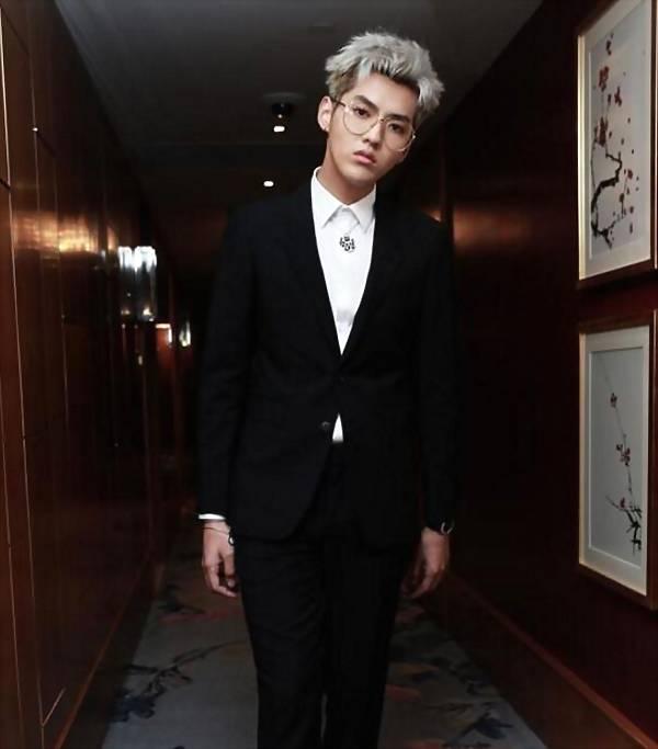 吴亦凡穿西装到底有多帅,一百分已经不够了