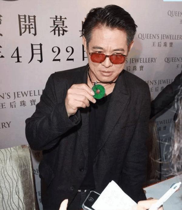 李连杰卖价值三亿的豪宅治病, 价值过亿的九眼