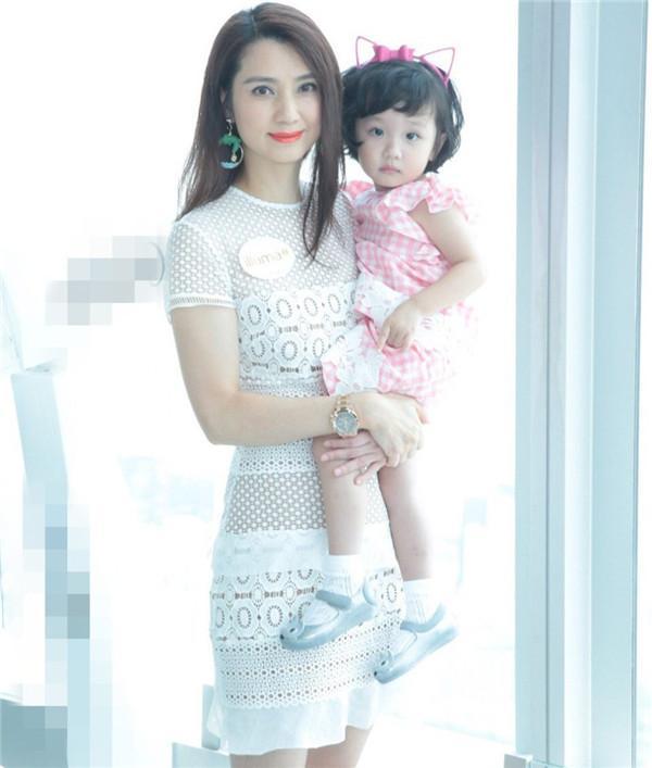 张丹峰洪欣女儿张晞彤超萌, 与哥哥张浩锋相差