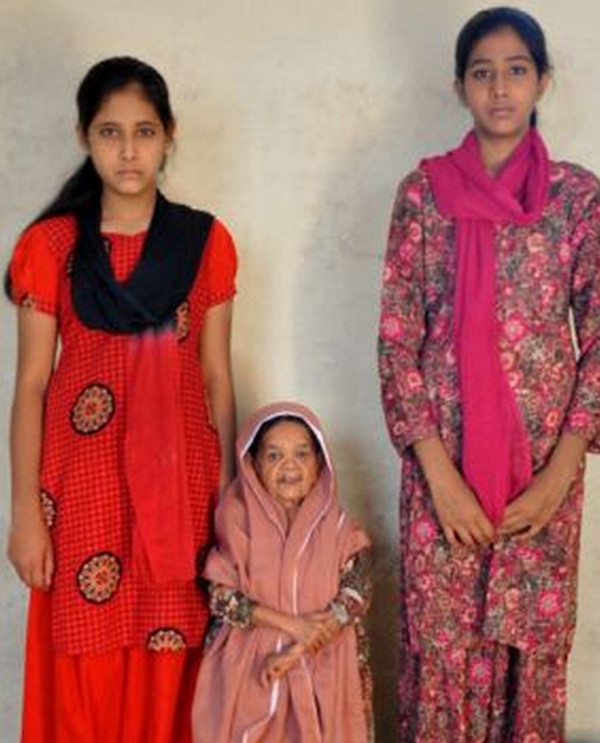 女子高龄115岁,患有侏儒症,身高不到一米,如今同嫁两任丈夫