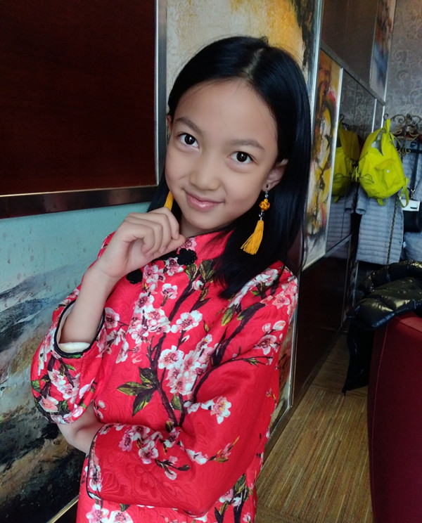央视“十佳主持人”鲁健与43岁妻子近照，结婚13年恩爱如初