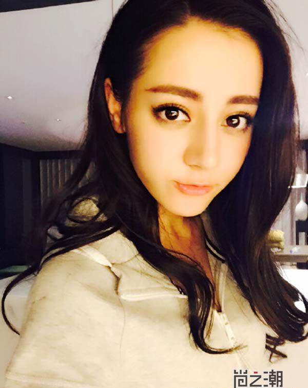 迪丽热巴带假发套变拍写真,一秒变非主流太辣